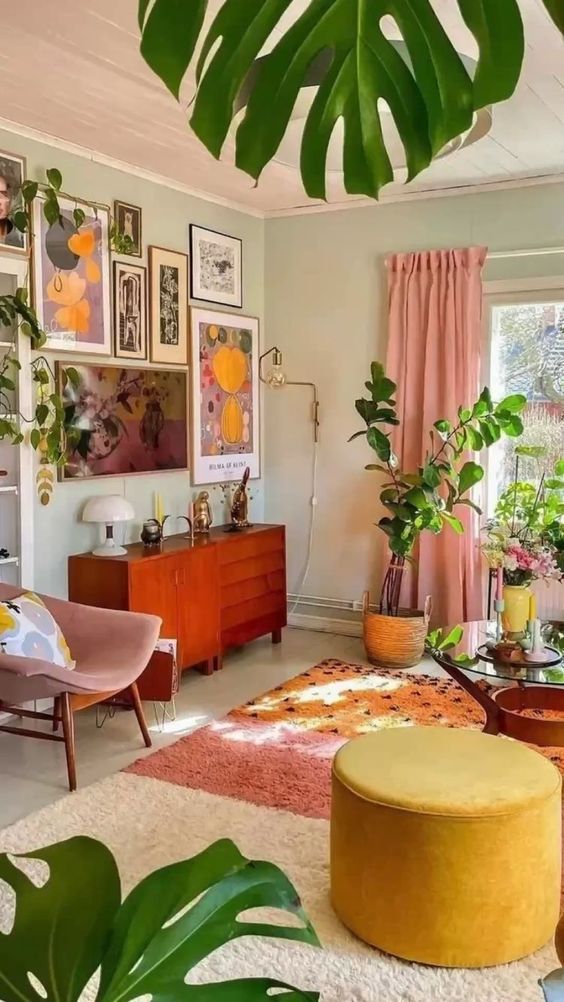 inspirerende farverigt boliginspiration med genbrugs-vibe